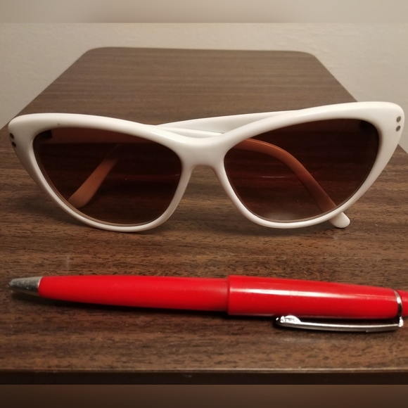 White Retro Cat-Eye Sunglasses - Picture 1 of 5